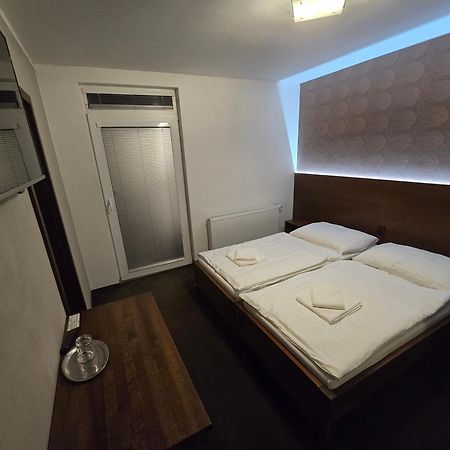 Penzion Arizona Zlaté Moravce Buitenkant foto